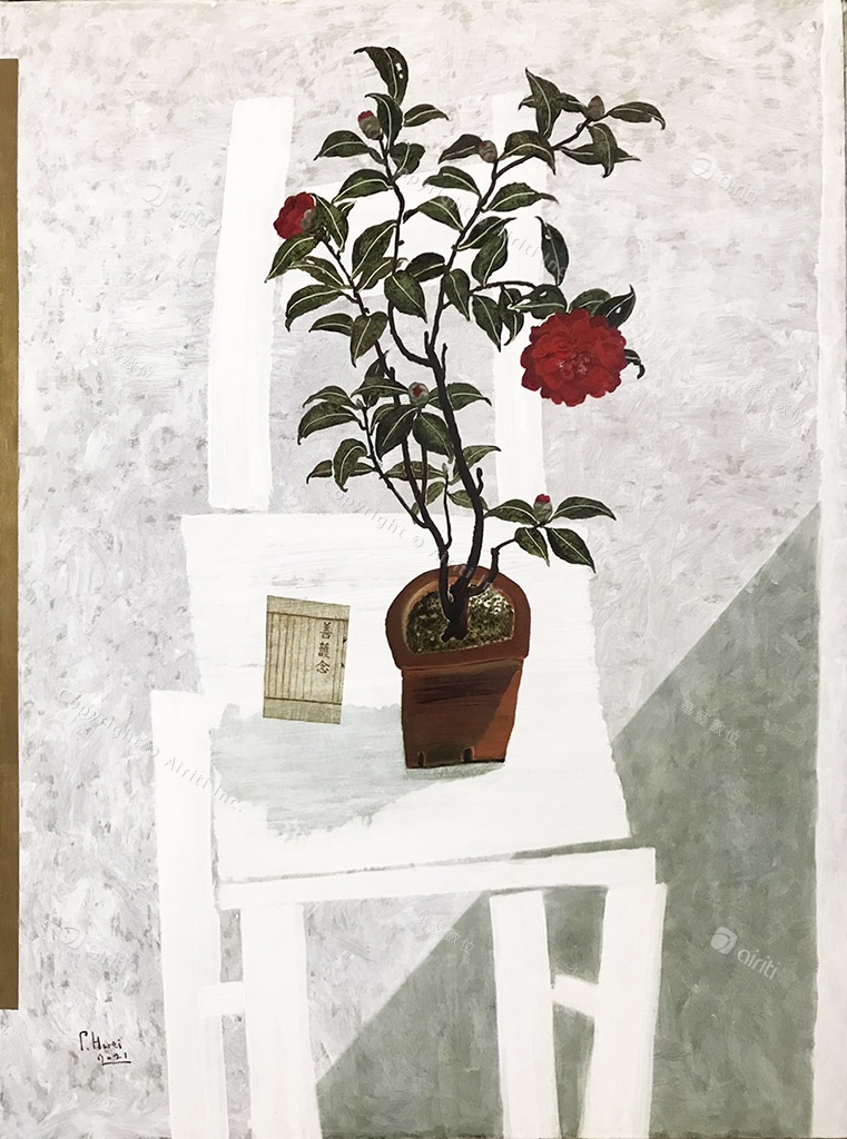 麗日花顏
130 × 97 cm (60F)
油彩畫布
2021
作品說明
畫面描繪在陽光亮麗的日子裏,平常生活所見的視象一角。紅色茶花盆栽靜置在白色大木椅上,一旁放著米黃色的紙片,背景中平面分割的順光造型,營造出明快簡潔的光影氛圍。通幅在大面積白色與灰色調系的搭配中,綴飾了彩度極高的艷紅,以及暗綠、灰綠、褐紅,米黃等豐富色澤變化;金色的邊條在素雅中又增添了些許華貴的意象,畫面整體呈現了明視度高,卻又清麗典雅的色彩強度。畫家於此,可謂在古典風格的節制嚴謹中,融合了一種「浪漫」與「單純」的現代感。
「善護念」一詞出於印度高僧鳩摩羅什(344-413)對《金剛經》
內涵最精簡純淨的意義歸納,意謂在起心動念之初便要堅心護持正念,如此可入金剛不壞,無堅不摧之境。這是畫家在人生信持
的自我期許,也是個人生活經歷中的深切體察,唯有秉持初心善念才是生命唯一的出口;此正如畫面中畫得雖是再平凡不過的事物,卻於端莊妍麗中猶可見其正大光明的氣象。
T069.jpg