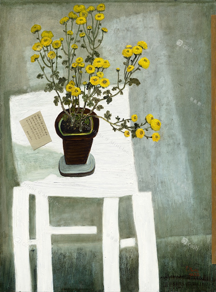 Tao Yuanming's Poetry-Chrysanthemum
130 × 97 cm (60F)
Oil on Canvas
2022
作品說明
菊花是中國名卉,素以高潔耐寒的品味為歷代文人所喜,晉朝的陶淵明便是以愛菊知名。陶淵明是田園詩人,也是道家隱逸文化的代表人物。一直以來畫家創作的主題內涵,無論是「靜物」或是「老院子」,都是遙相呼應這一美學傳統。就某種程度而言,畫家創作內容的美感意境,亦可說是中國藝術精神的現代轉化。
白色木桌潔淨高雅,特別有一種單純浪漫的現代感,與黑桌系列的古典氛圍有不同的美感品味。畫面空間的背景處理,則以多層次的灰階調子,表現出光影生動的明暗變化,下方暗處的陰影應用了自動滴流的繪畫技法,增加了畫面的肌理質感。白與灰色系的搭配決定了典雅的色調風格。桌面上重色描繪的花盆,以及鮮麗的金黃菊花,正好形成明視度最高的配色對比(黃與黑),醒出畫面的主題與重心。菊花綻放茂密,以及花葉、枝枒交錯的生長意態,呈現出生意盎然的興味。桌面紙片上寫著陶淵明的詩句,傳達畫家創作的內涵與主題,右方金色邊條則在樸素中,增添了幾分裝飾性的活潑華麗感。通幅所作體現了畫家在老院子生活的寧靜喜悅,而畫面中的抒情意象仍秉持著畫家一貫對「平淡生活」、「歲月靜好」的初衷與嚮往。
T071.jpg