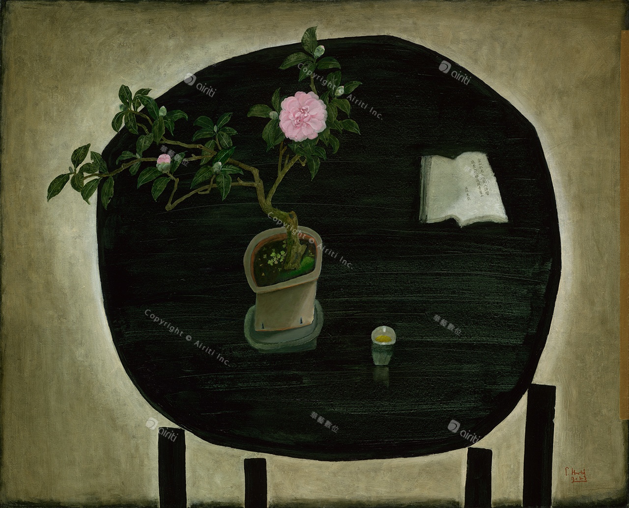 Wang Wei's Poetry-The Pink Camellia
130 × 162 cm (100F)
Oil on Canvas
2023
作品說明
此作在碩大的畫面中,迎目而見一張木質圓形大桌,黑色桌面與桌腳間之結構配置,塑造了畫面強而有力的視覺意象。桌上一盆枝葉交錯且盛開綻放的粉茶,呈現了花卉妍麗清雅的風姿;木桌的厚實與茶花的嬌美形成視覺上的對比,也調和了「婉約」與「剛健」的美感特質。
書本翻開的頁面寫著唐代詩人王維的詩句「空山不見人,但聞人語響,返景入深林,復照青苔上」;花盆上映照的光影以及土壤中的青苔小草,則呼應了詩句與畫面主題間的聯繫。桌上的茶杯顯示著閒適安逸的心境,整體而言,畫面中所描繪的種種物事都扣緊著一個主題,那就是對平淡靜謐生活的喜悅與眷戀。
茶花於妍麗嬌美中,特有一種素樸平實的品味,畫家一直能掌握這項與其他花卉不同的特質。花顏綻放的清麗生動、枝葉交互的生長姿態,以及陶質花盆的厚實、盆栽間的青苔土壤,桌面木質紋理的質感、茶湯器皿的光澤,還有空間光影的分佈經營等,畫家都以最簡化的方式處理,卻呈現出氣韻生動的寫實感。
畫面右方的金色細邊強化了平面感的造型特質,也在樸素的風格中增添了一些華麗的貴氣;或許這意味著在畫家心目中,歲月靜好才是人生最值得珍惜的金色時光。就此而言,畫家畫出了一種新類型風格的現代靜物畫,一方面具有中國文化內涵的美感抒情意境,另一方面又有著西方藝術著重光影明暗與造型結構的表現張力。
T072.jpg