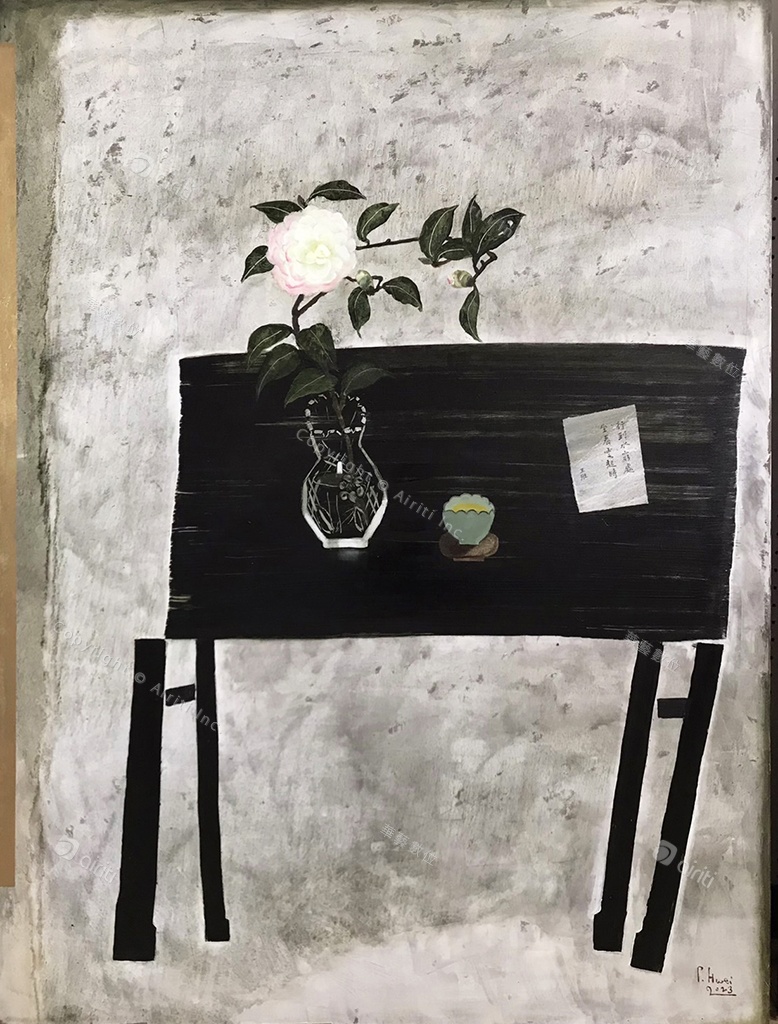A Peaceful Day-Pink Camellia
130 × 97 cm (60F)
Oil on Canvas
2023
作品說明
木桌上簡單放著幾件家居物事,顯示著主人日常生活的情致。木桌簡單的造型帶有幾分象徵意義的感受,並具有單純拙稚的趣味與質感。背景中灰色的平塗色面以及自然沉漬的肌理效果,源自於西方現代藝術的影響,並與黑桌瓶花等主體物象形成了很強的視覺對比。畫面利用瓶花的份量平衡了右方桌腳歪斜欲倒的構圖效果,而花葉及器皿的描寫則呈現了十分寫實的視覺意象。
茶花品種是花瓣邊緣略帶粉紅的白茶花,特別顯得清麗脫俗而楚楚動人,墨綠色的厚實枝葉則將花卉綻放的情態襯顯得更加輕盈,直有栩栩如生之感。透明玻璃器晶瑩剔透的質感,茶杯釉色的溫潤、茶湯淡雅的色澤雖以最簡單的畫法完成,卻呈現了無比生動的真實感,桌上的紙片寫著王維(632-761)〈終南別業〉的詩句「行到水窮處,坐看雲起時」,顯示了畫家對詩作寧靜淡泊的怡然境界有著崇敬的心思與志向。
T073.jpg